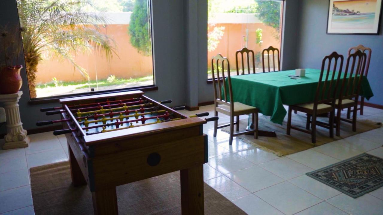 Belíssima Casa com extensa área externa - piscina, sauna, churrasqueira e campo de futebol - com 5 suítes e a 500 metros da Rua das Pedras Búzios Esterno foto